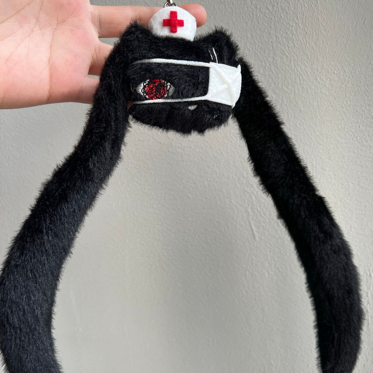 "Nurse emo cat" keychain (black ver.) - Mewgodow